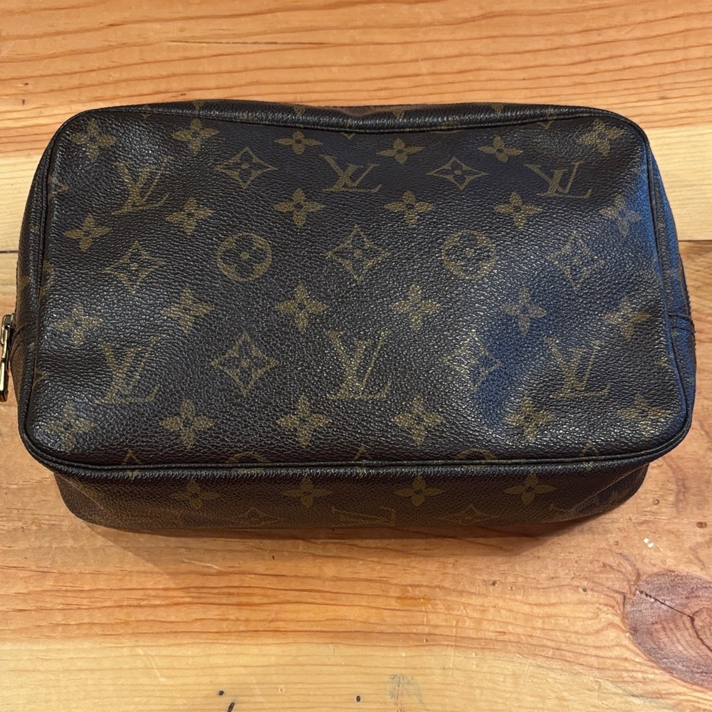 Louis Vuitton Monogram trousse 23